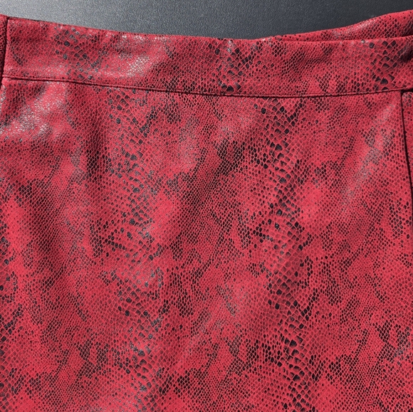 Haute Monde Red Snake Print Faux Leather Skort Size Large - Picture 2 of 6